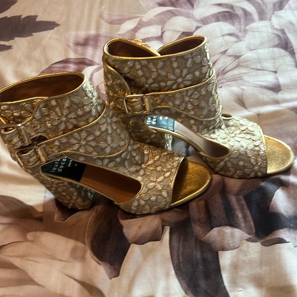 Gorgeous gold and white ankle boots. Excellent condition. 4 inch heel - Picture 7 of 7